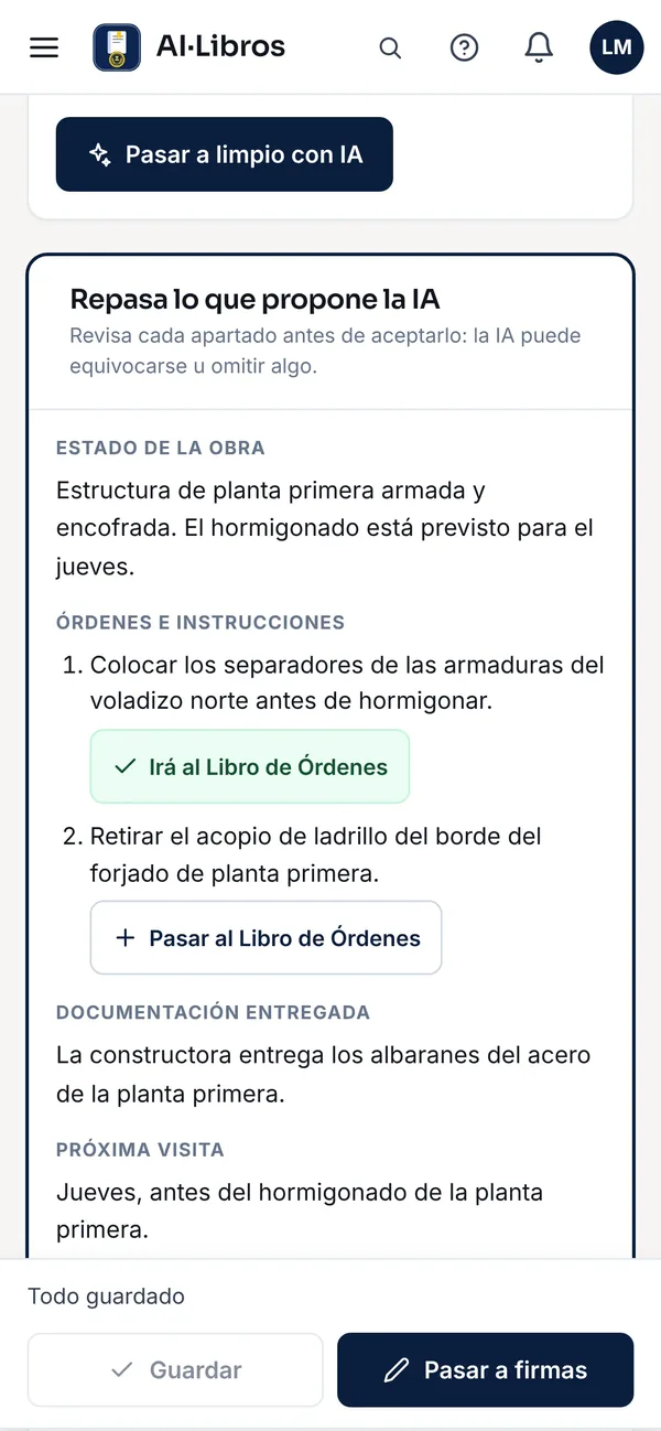 Acta de visita de obra en el móvil: la tarjeta «Repasa lo que propone la IA» reparte el dictado en Estado de la obra, Órdenes e instrucciones (una marcada «Irá al Libro de Órdenes»), Documentación entregada y Próxima visita, con los botones Guardar y Pasar a firmas