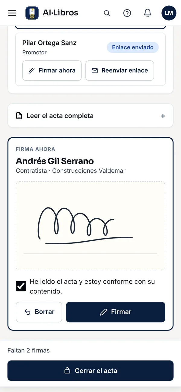 Recogida de firmas de un acta en el móvil: una asistente con el enlace de firma enviado y el contratista firmando con el dedo, con la casilla «He leído el acta y estoy conforme con su contenido» marcada