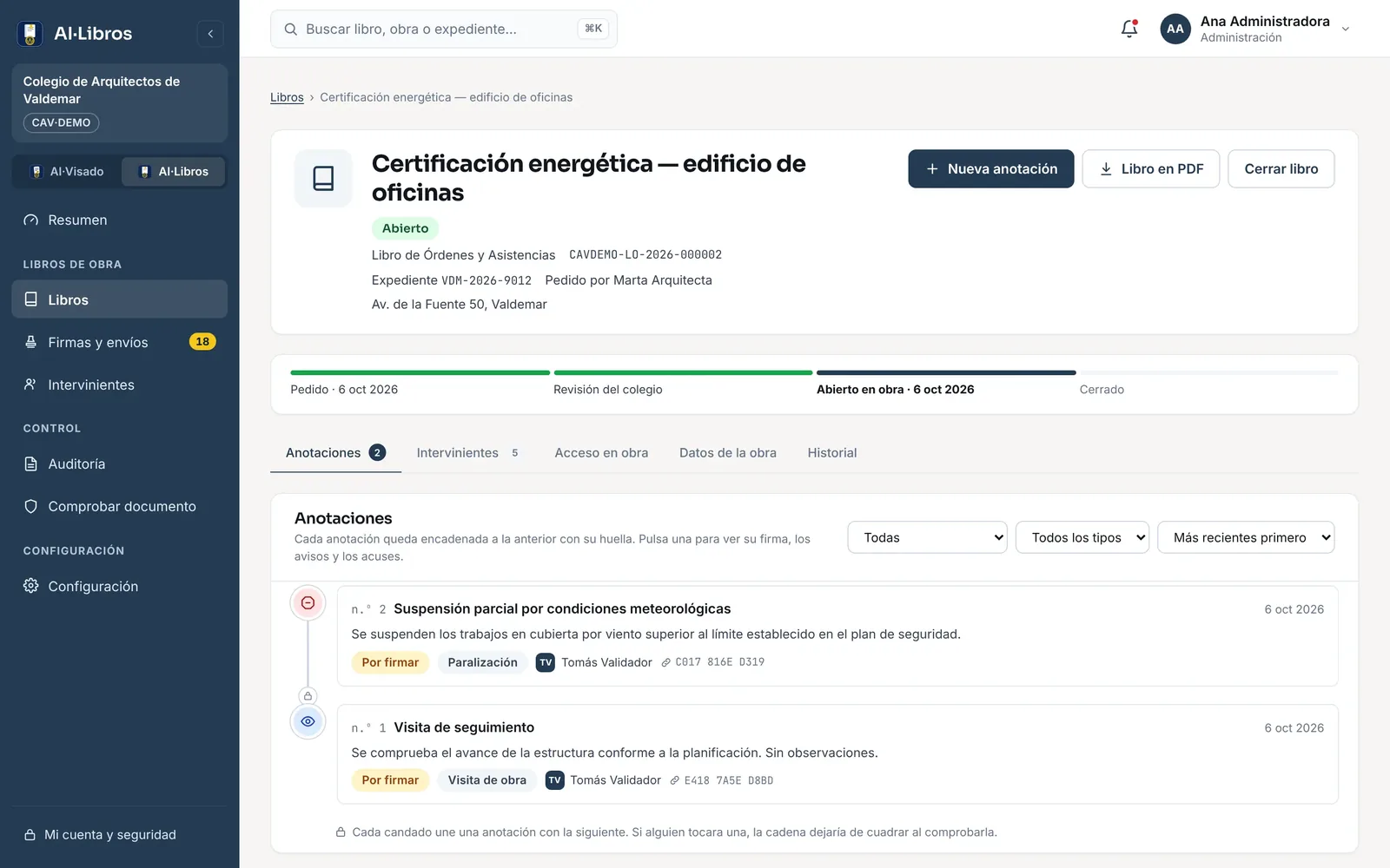 Un libro abierto en obra en AI·Libros, colegio de demostración: Libro de Órdenes y Asistencias de una certificación energética con su número, sus pasos (pedido, revisión del colegio, abierto en obra y cerrado) y dos anotaciones numeradas, una paralización y una visita de seguimiento, por firmar y unidas por un candado que las encadena